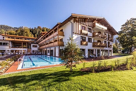 Garten mit Pool im Familotel Das Bayrischzell